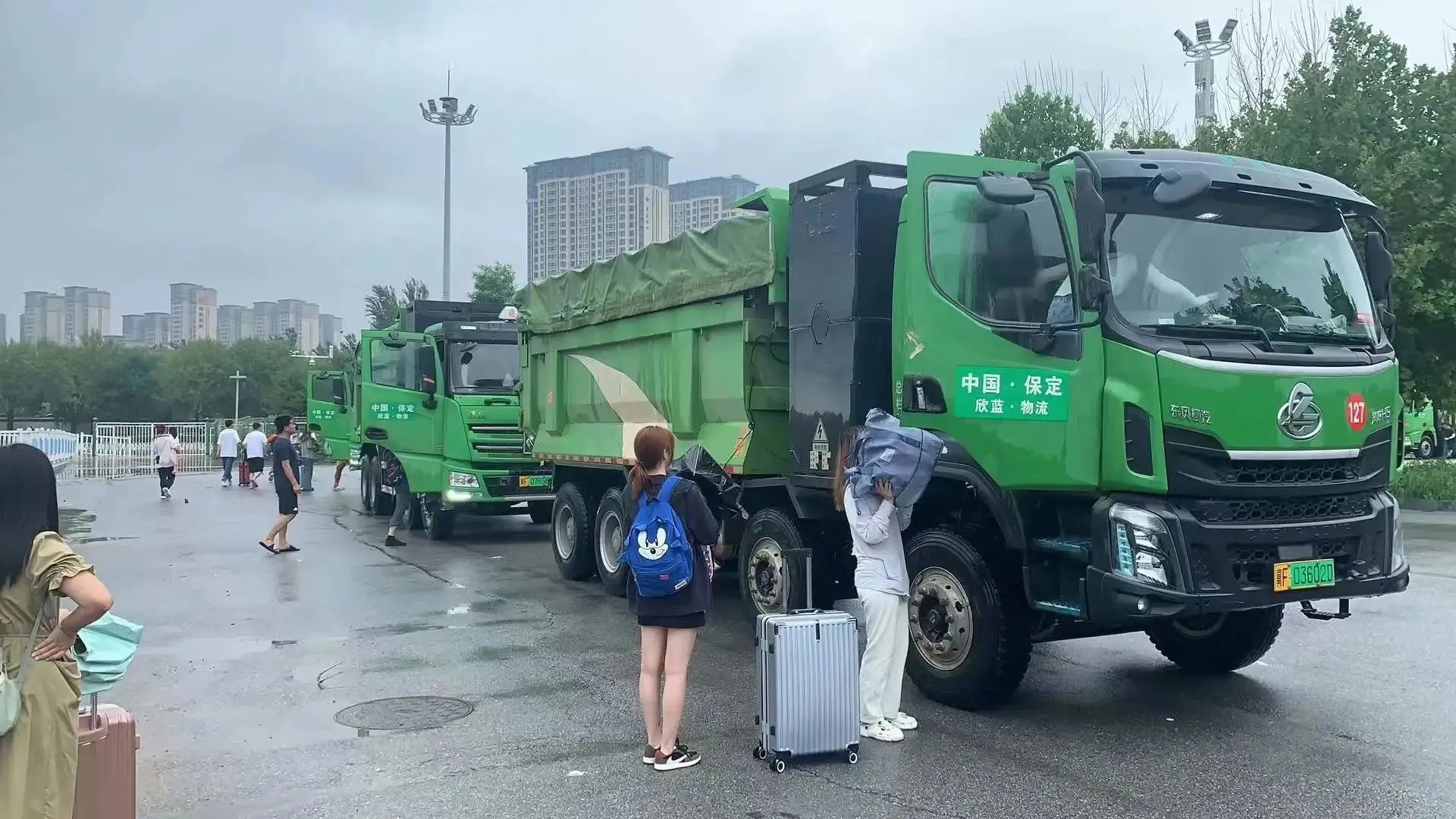 躍迪新能源渣土車變身客車助力保定解困旅客