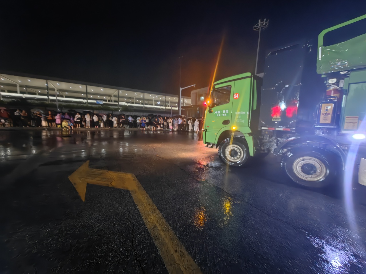 昨晚保定市強(qiáng)降暴雨丨躍迪汽車保定分公司，連夜出動70臺新能源渣土車參與保定市救援工作