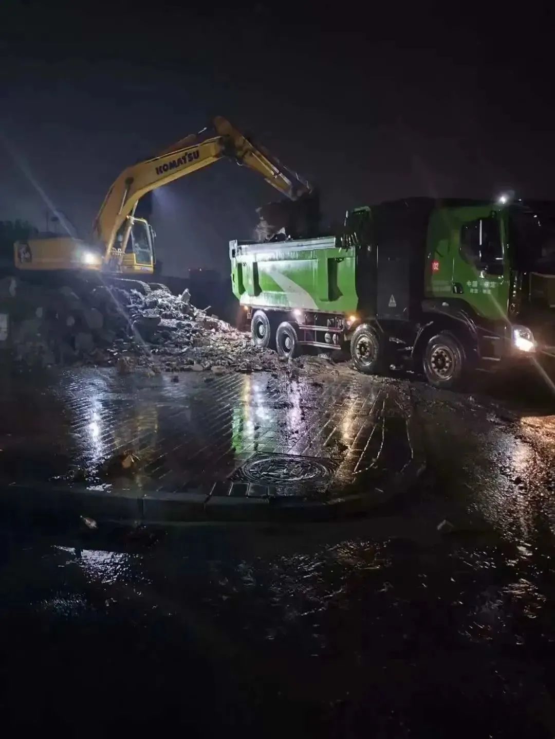 昨晚保定市強(qiáng)降暴雨丨躍迪汽車保定分公司，連夜出動70臺新能源渣土車參與保定市救援工作