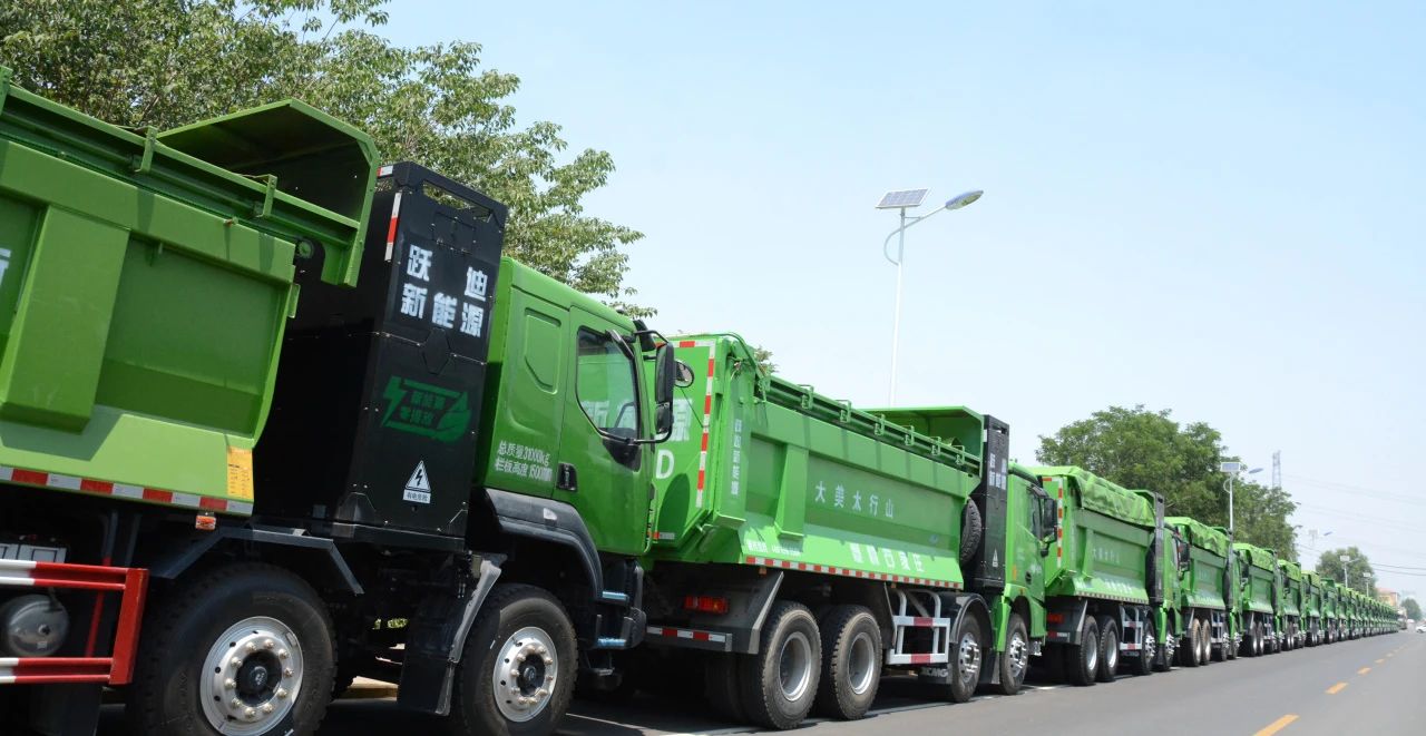 環(huán)保新動(dòng)力 城市建設(shè)新選擇丨躍迪汽車200臺純電動(dòng)渣土車交付河北秦漢投入使用