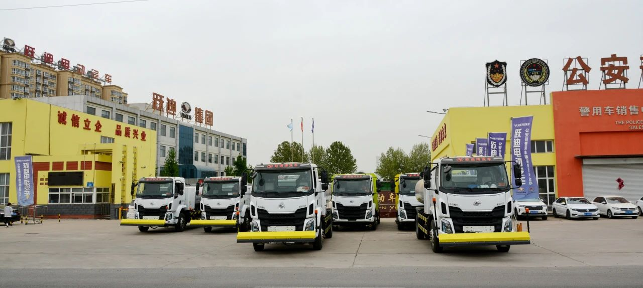 夏日降溫好幫手-躍迪集團新能源灑水車、新能源綠化噴灑車發(fā)車